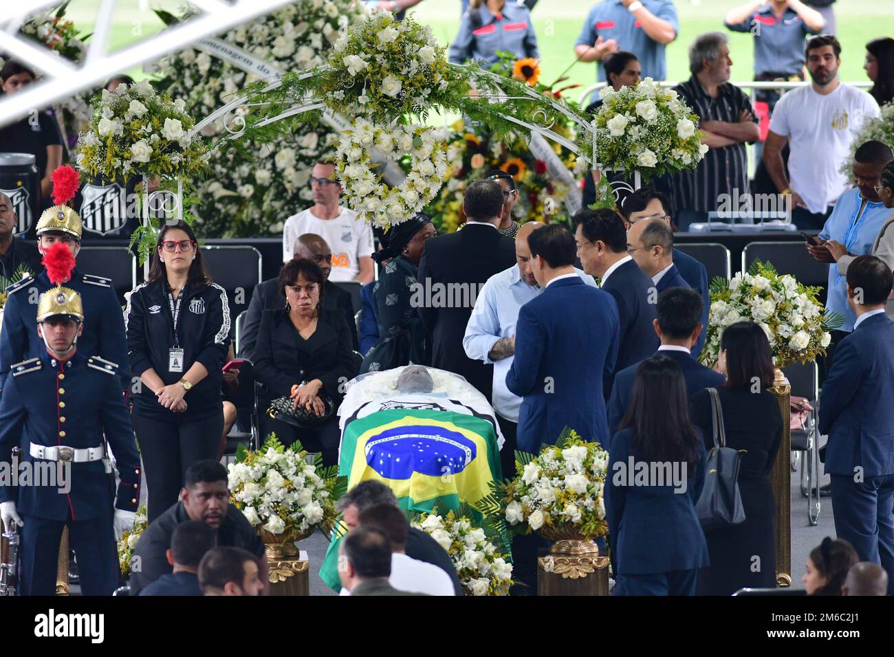 SANTOS, SP - GENNAIO 3: (NOTA EDITORIALE: L'immagine raffigura la morte) Una vista della bara della leggenda del calcio brasiliano Pele allo Stadio Vila Belmiro il 3 Gennaio 2023 a Santos, Brasile. La leggenda del calcio brasiliano è passata via dal cancro. (Foto di Leandro Bernardes/PxImages) Foto Stock