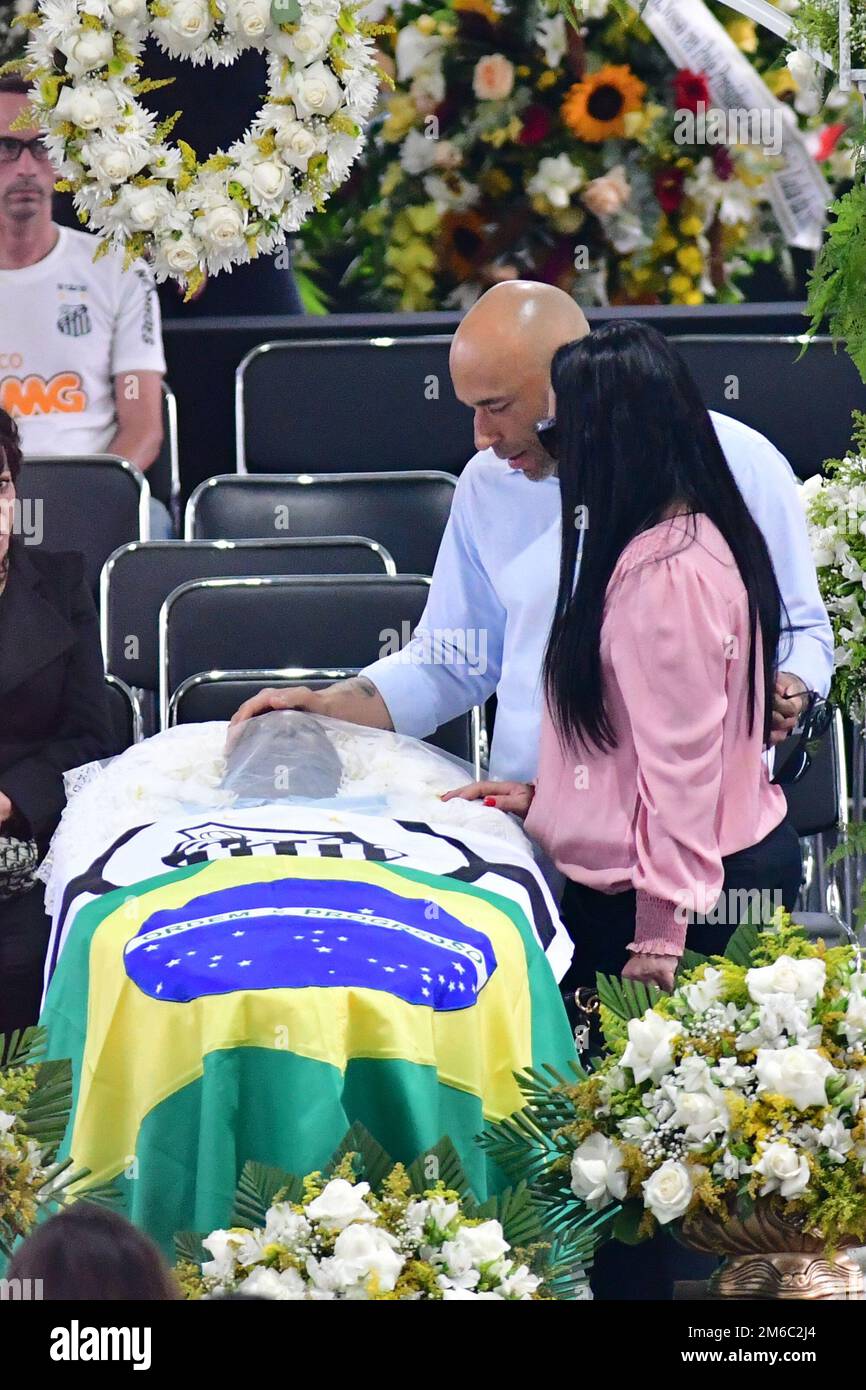 SANTOS, SP - GENNAIO 3: Edinho, figlio di Pele, mette la mano sulla fronte di Pelé durante il funerale della leggenda del calcio al Vila Belmiro Stadium il 3 Gennaio 2023 a Santos, Brasile. La leggenda del calcio brasiliano è passata via dal cancro. (Foto di Leandro Bernardes/PxImages) Foto Stock