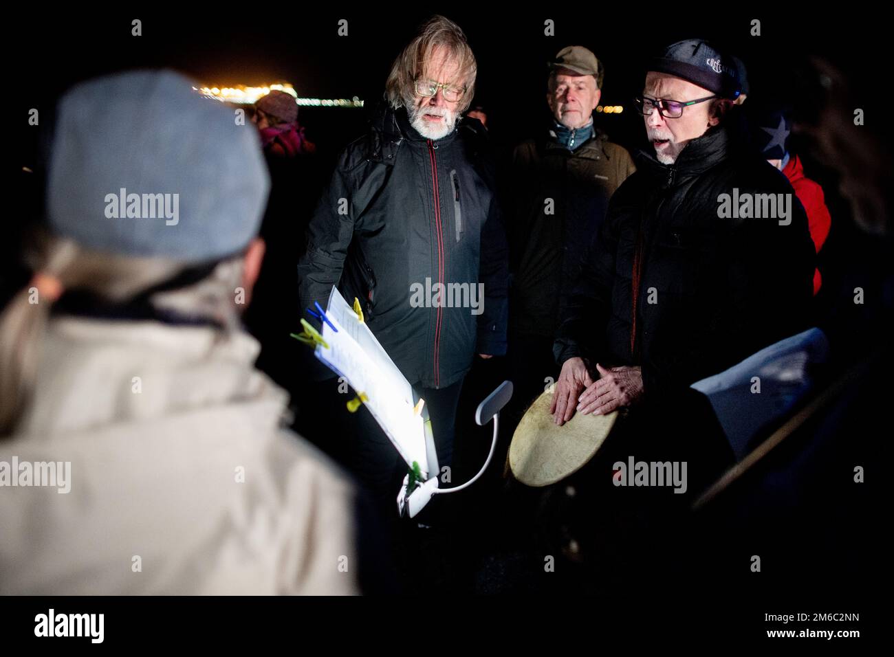 Hooksiel, Germania. 03rd Jan, 2023. Diversi ambientalisti cantano e si annodano nel porto esterno di Hooksiel, di fronte al terminal GNL nel Mare del Nord. Criticano lo scarico di cloro e bromo in mare e temono danni al mare di Wadden causati dalle operazioni terminali. Questa mattina, una petroliera con un carico completo di gas naturale liquefatto è arrivata al terminal GNL di Wilhelmshaven per la prima volta dalla sua apertura. Credit: Hauke-Christian Dittrich/dpa/Alamy Live News Foto Stock