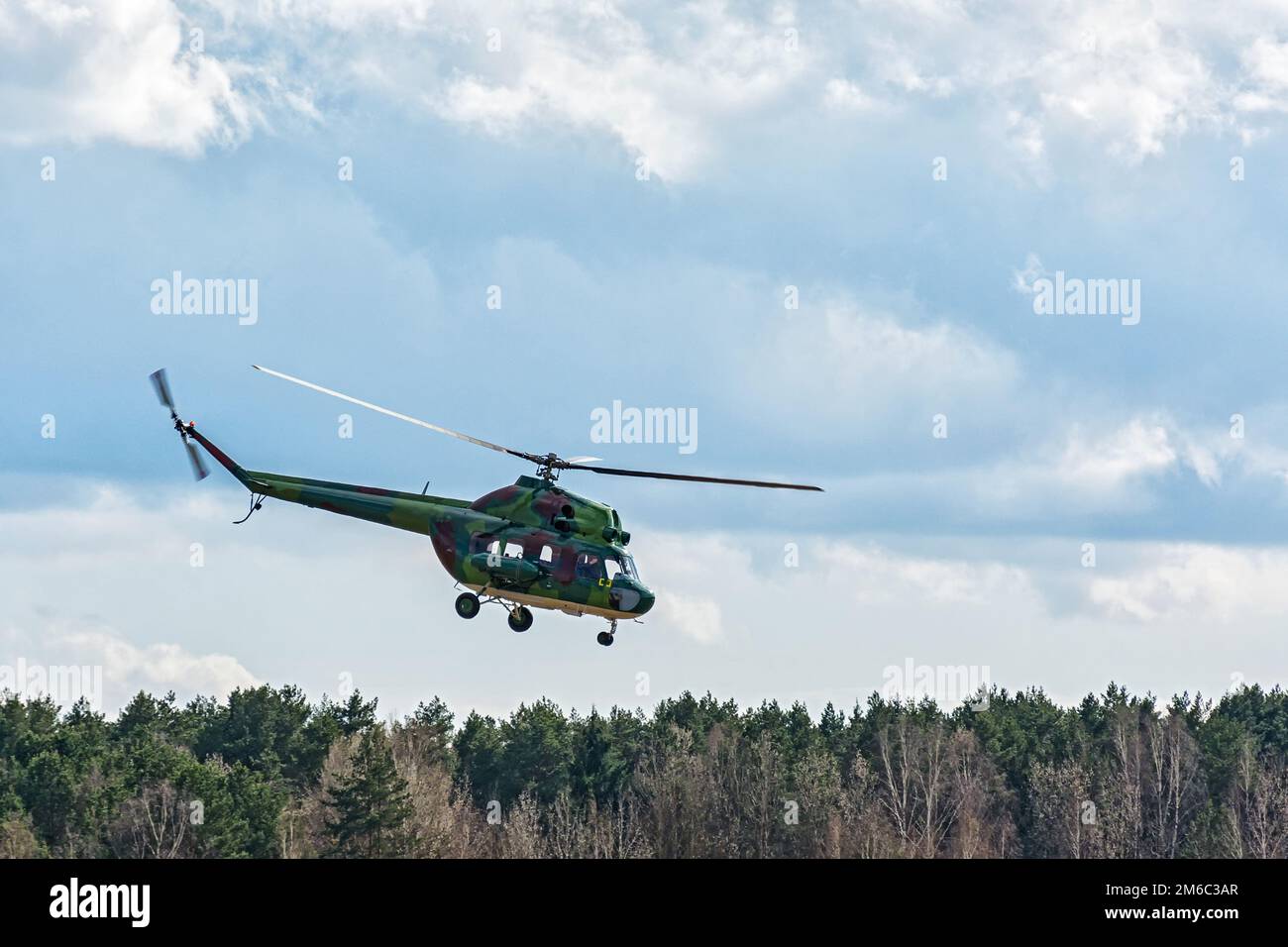 L'ELICOTTERO MI-2 effettua un sorvolo di controllo della cintura forestale Foto Stock