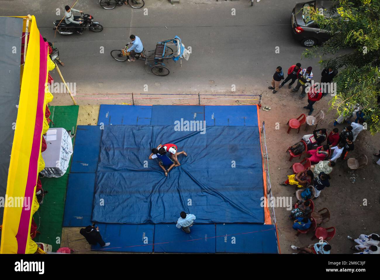 Kolkata, Bengala Occidentale, India. 3rd Jan, 2023. I lottatori combattono durante una partita di wrestling amatoriale all'interno di un anello realizzato localmente, installato accanto alla strada organizzata dai residenti locali a Kolkata. (Credit Image: © Sudipta Das/Pacific Press via ZUMA Press Wire) Foto Stock