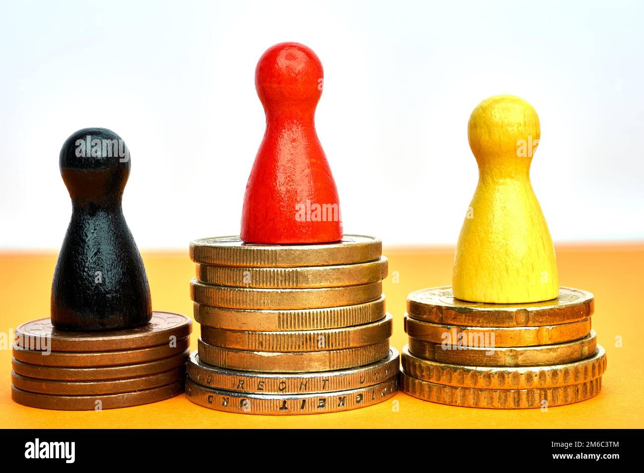 Gioco colorato figure simboleggiano un podio vincitori con denaro - macro shot. Foto Stock