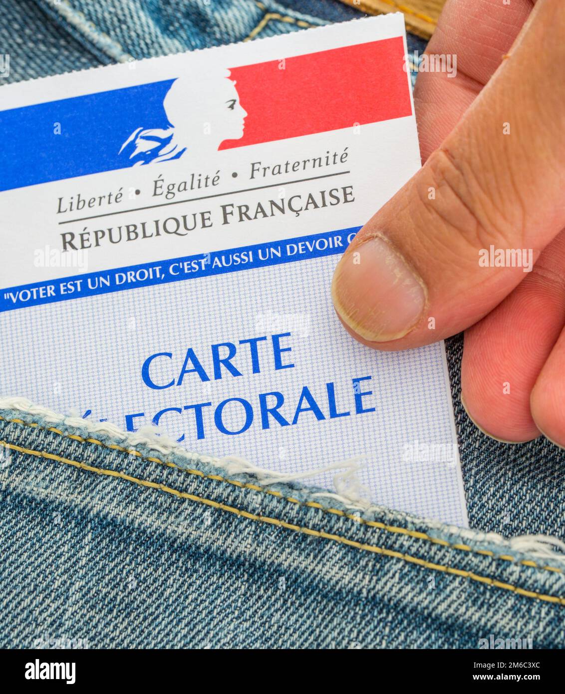 Carta elettorale francese fuori dalla tasca di un jeans, 2017 concetto di elezioni presidenziali e legislative Foto Stock