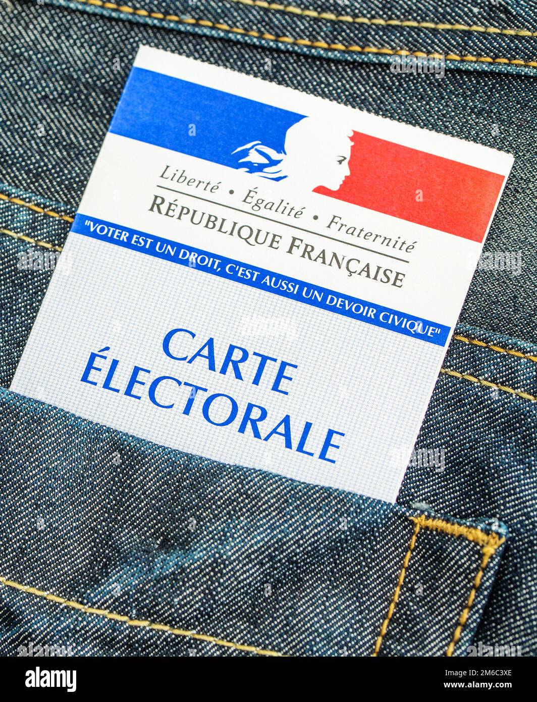 Carta elettorale francese nella tasca posteriore di un jeans, 2017 il concetto di elezioni presidenziali e legislative Foto Stock