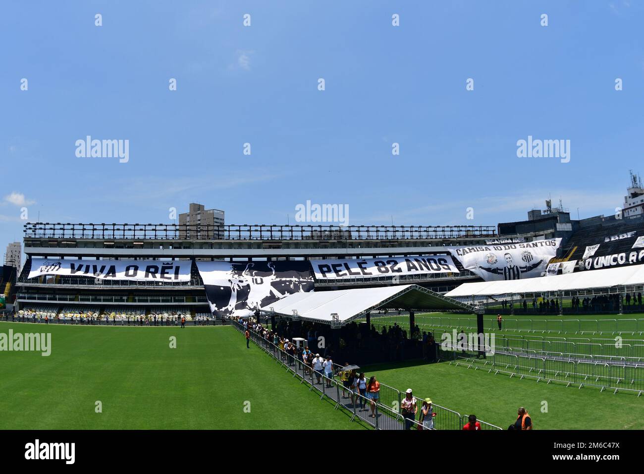 Santos, Santos, SP, Brasile. 2nd Jan, 2023. SANTOS, SP - GENNAIO 2: I tifosi fanno la coda per rendere omaggio al compianto mito del calcio Pelé durante i suoi funerali allo Stadio Vila Belmiro il 2 Gennaio 2023 a Santos, Brasile. La leggenda del calcio brasiliano è passata via dal cancro. (Credit Image: © Leandro Bernardes/PX Imagens via ZUMA Press Wire) Foto Stock