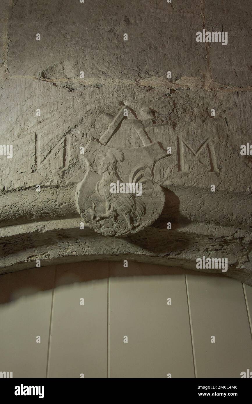 Hoeselt, Limburgo - Belgio - 13.05.2021. Vecchio castello Alden Biesen. Bassorilievo sopra l'ingresso di un antico castello medievale Foto Stock