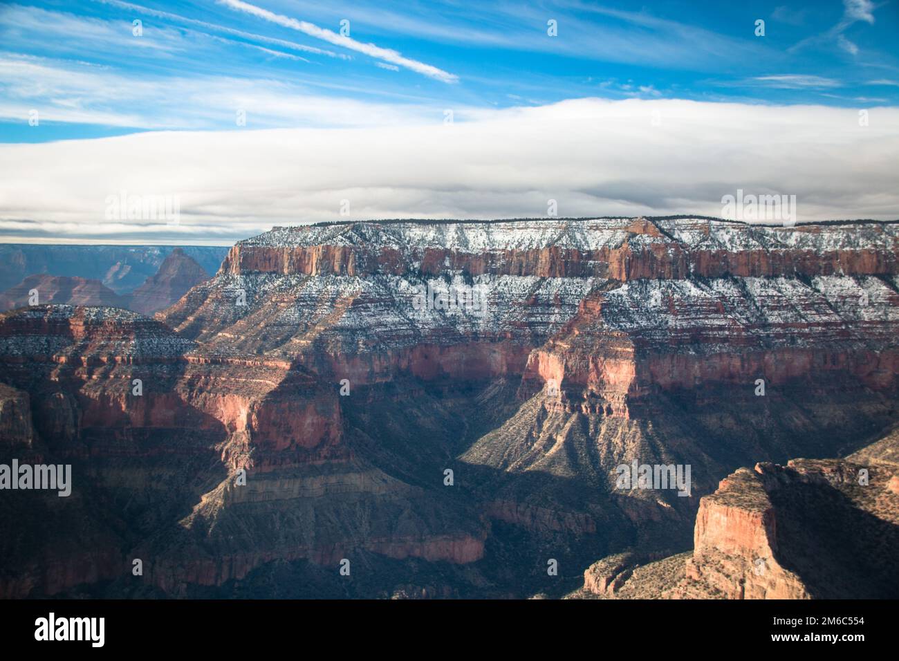 Vista sulla parte nord del canyon con la neve dall'elicottero Foto Stock
