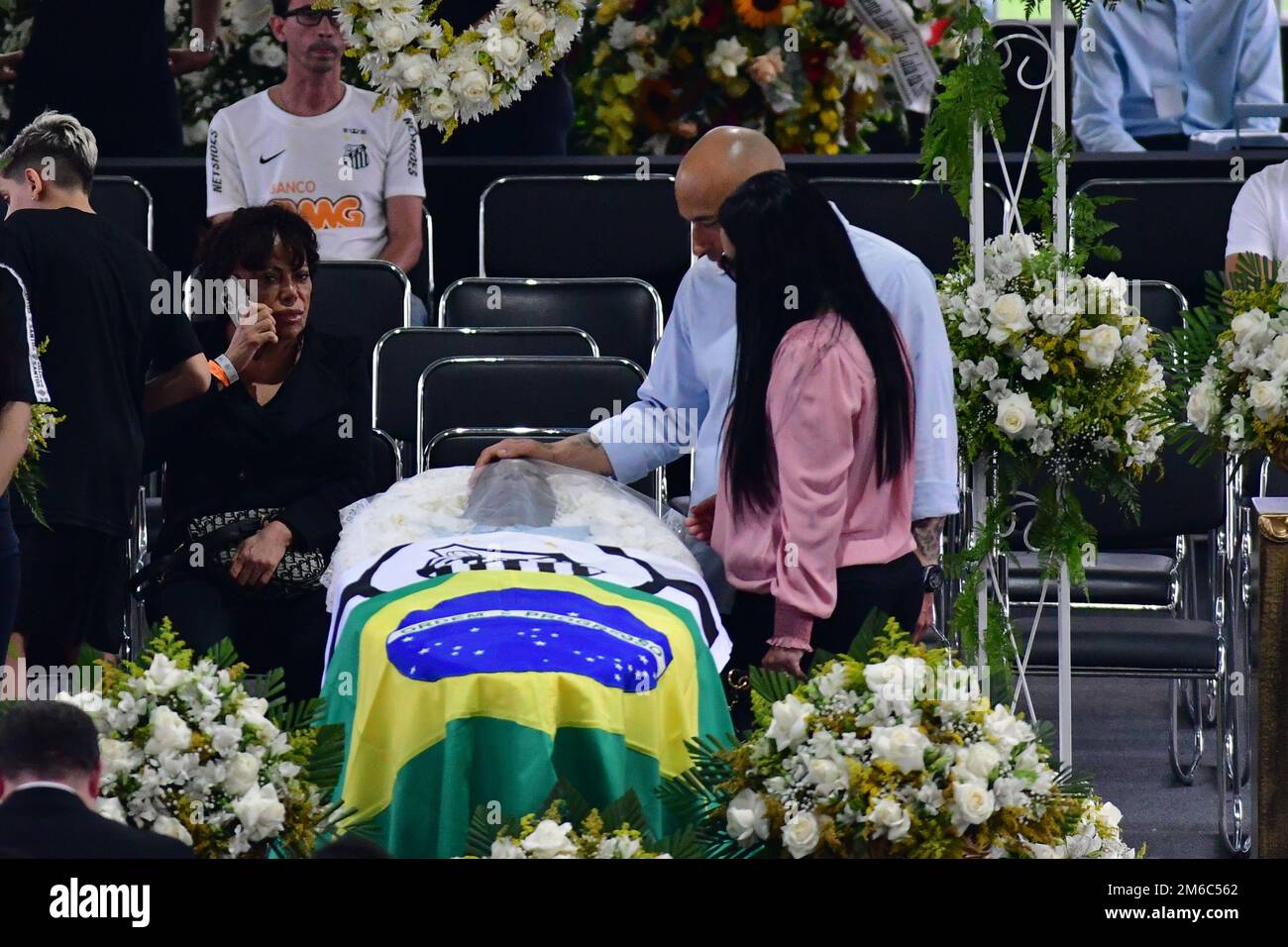 Santos, Santos, SP, Brasile. 3rd Jan, 2023. SANTOS, SP - GENNAIO 3: Edinho, figlio di Pele, mette la mano sulla fronte di Pelé durante il funerale della leggenda del calcio al Vila Belmiro Stadium il 3 Gennaio 2023 a Santos, Brasile. La leggenda del calcio brasiliano è passata via dal cancro. (Credit Image: © Leandro Bernardes/PX Imagens via ZUMA Press Wire) Foto Stock