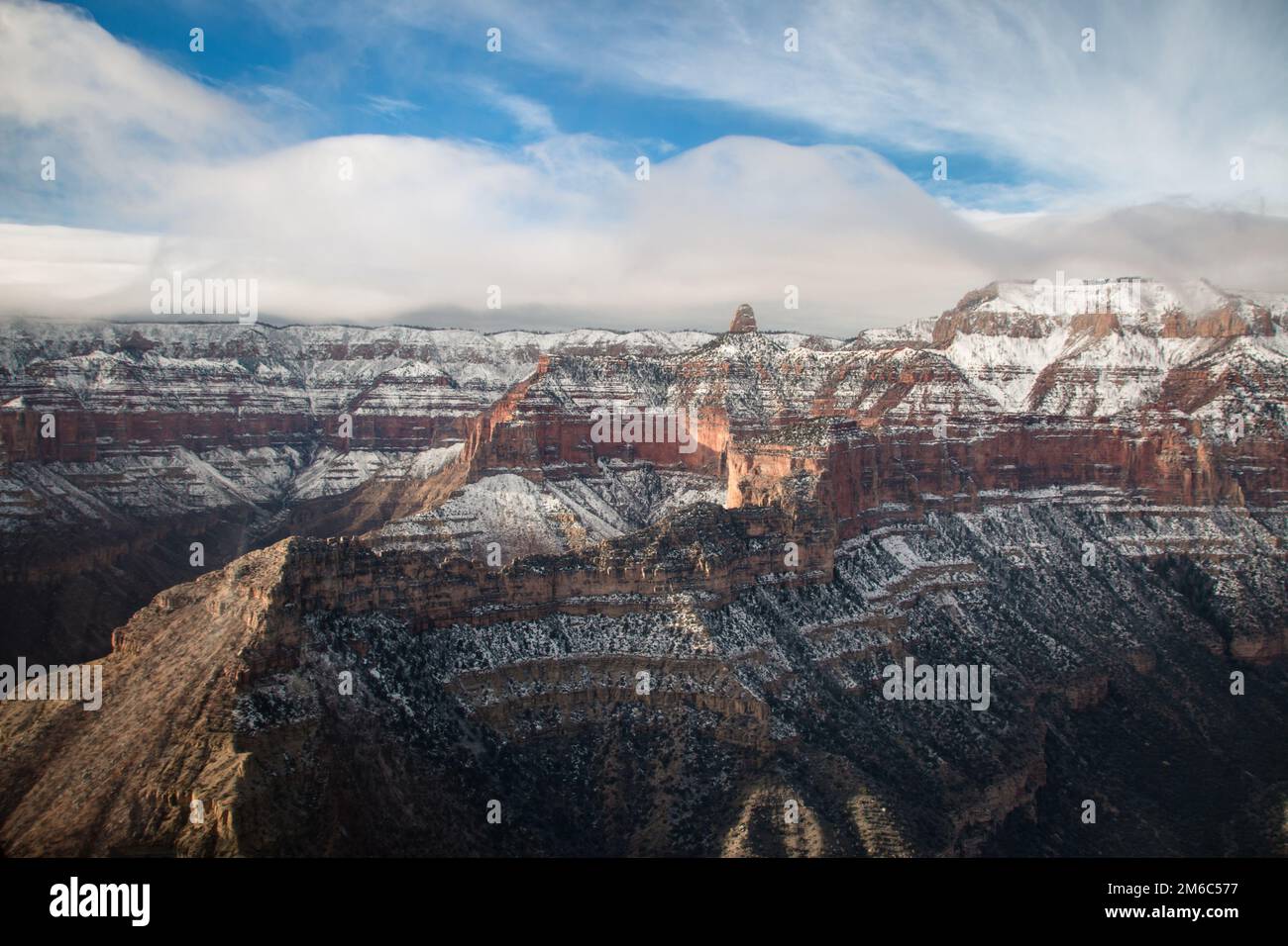 Vista sulla parte nord del canyon con la neve dall'elicottero Foto Stock