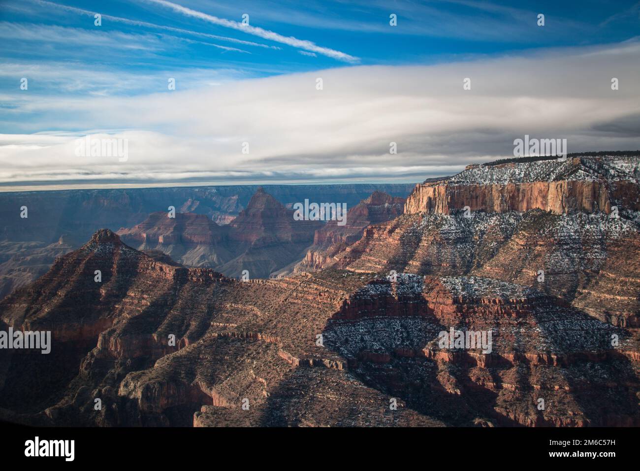 Vista sulla parte nord del canyon con la neve dall'elicottero Foto Stock
