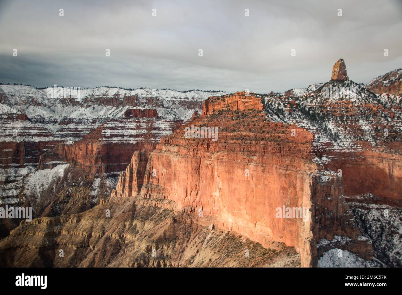 Vista sulla parte nord del canyon con la neve dall'elicottero Foto Stock