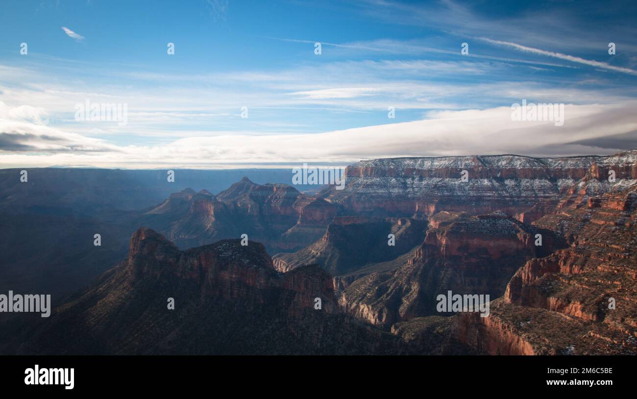 Vista sulla parte nord del canyon con la neve dall'elicottero Foto Stock