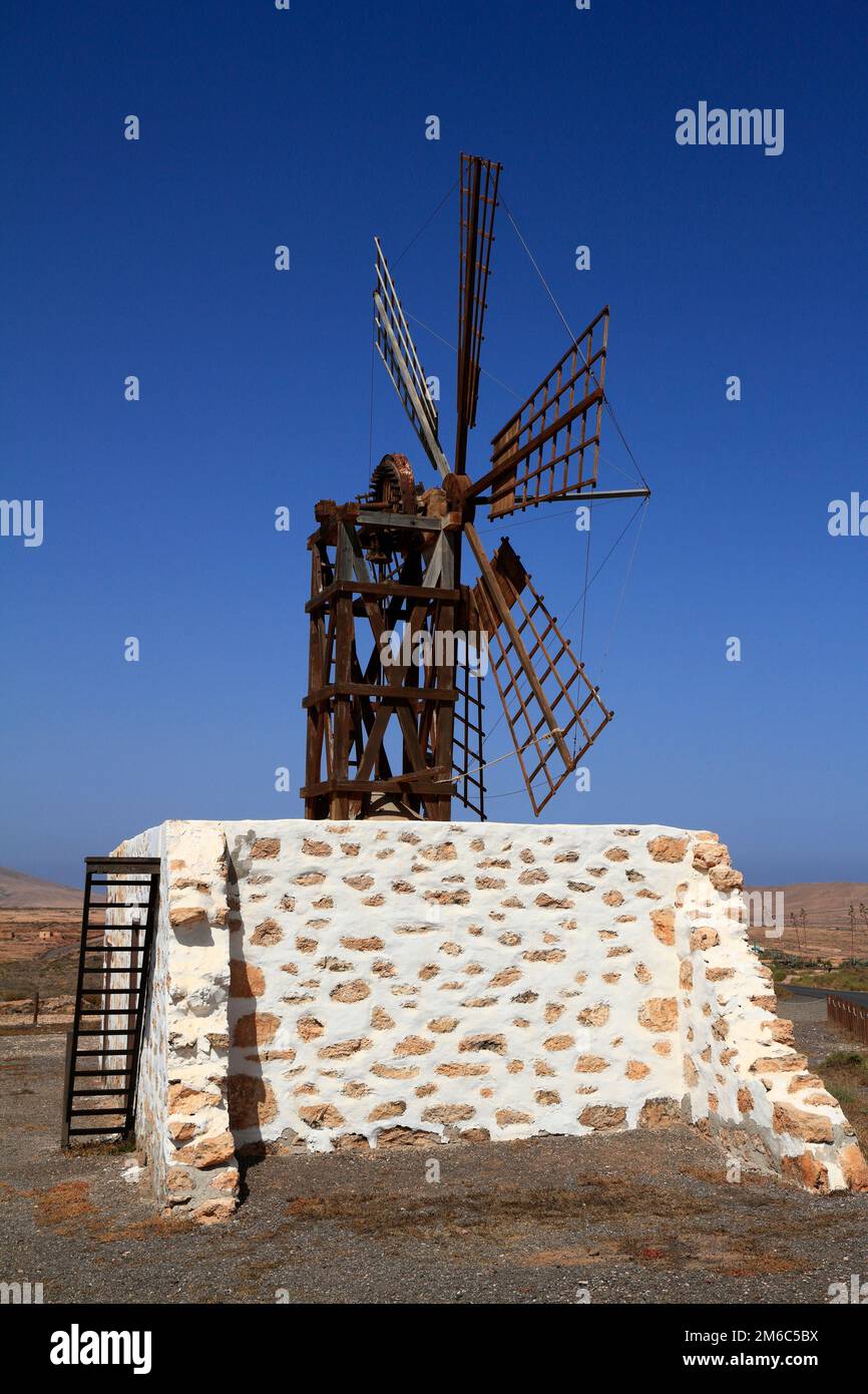 Vecchio mulino a vento vicino al villaggio di Tefia, Fuerteventura, Isole Canarie, Spagna Foto Stock