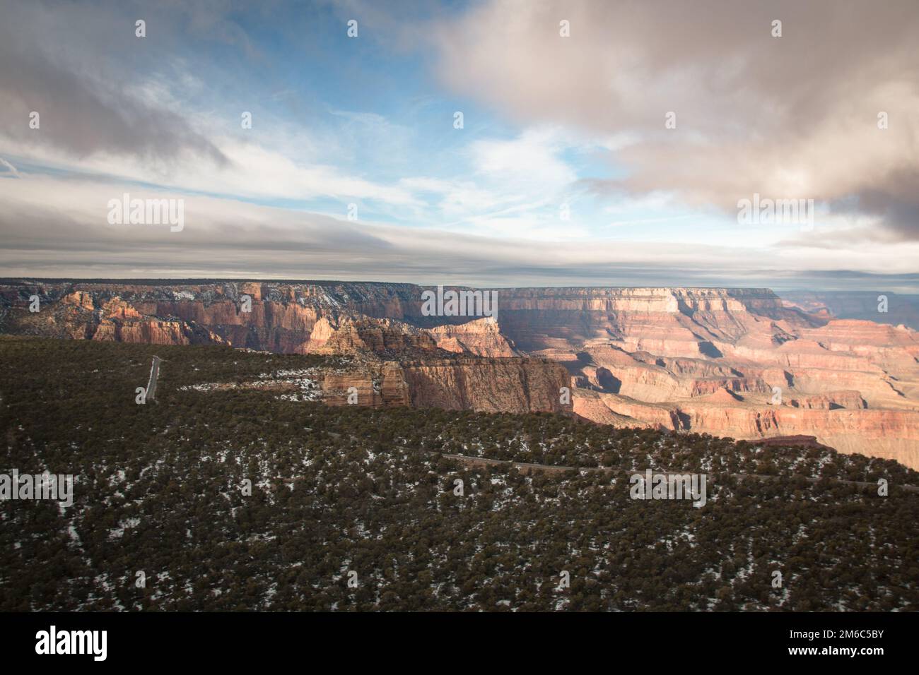 Vista dall'elicottero sulla parte nord e sud del bordo nel Grand Canyon Foto Stock