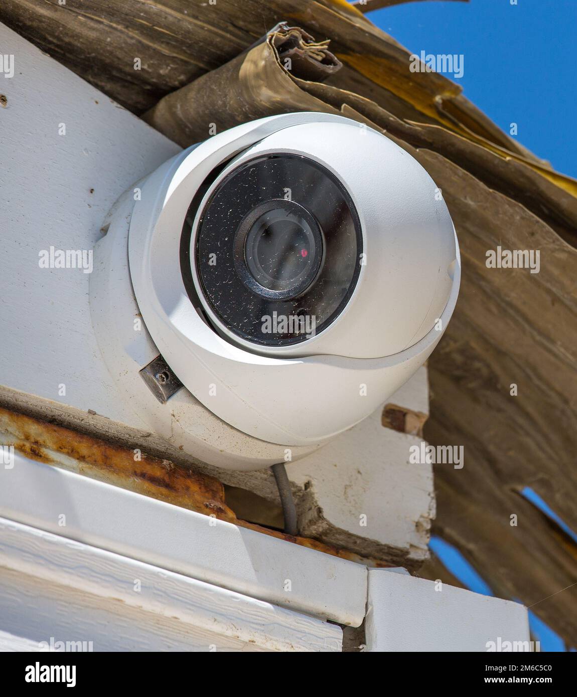 Telecamera TVCC di sicurezza sotto il cielo blu Foto Stock