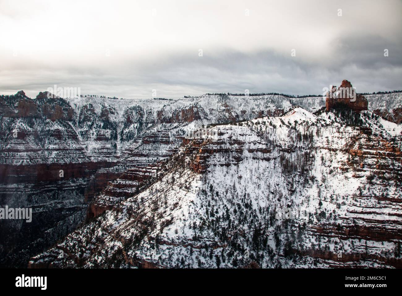 Vista sulla parte nord del canyon con la neve dall'elicottero Foto Stock