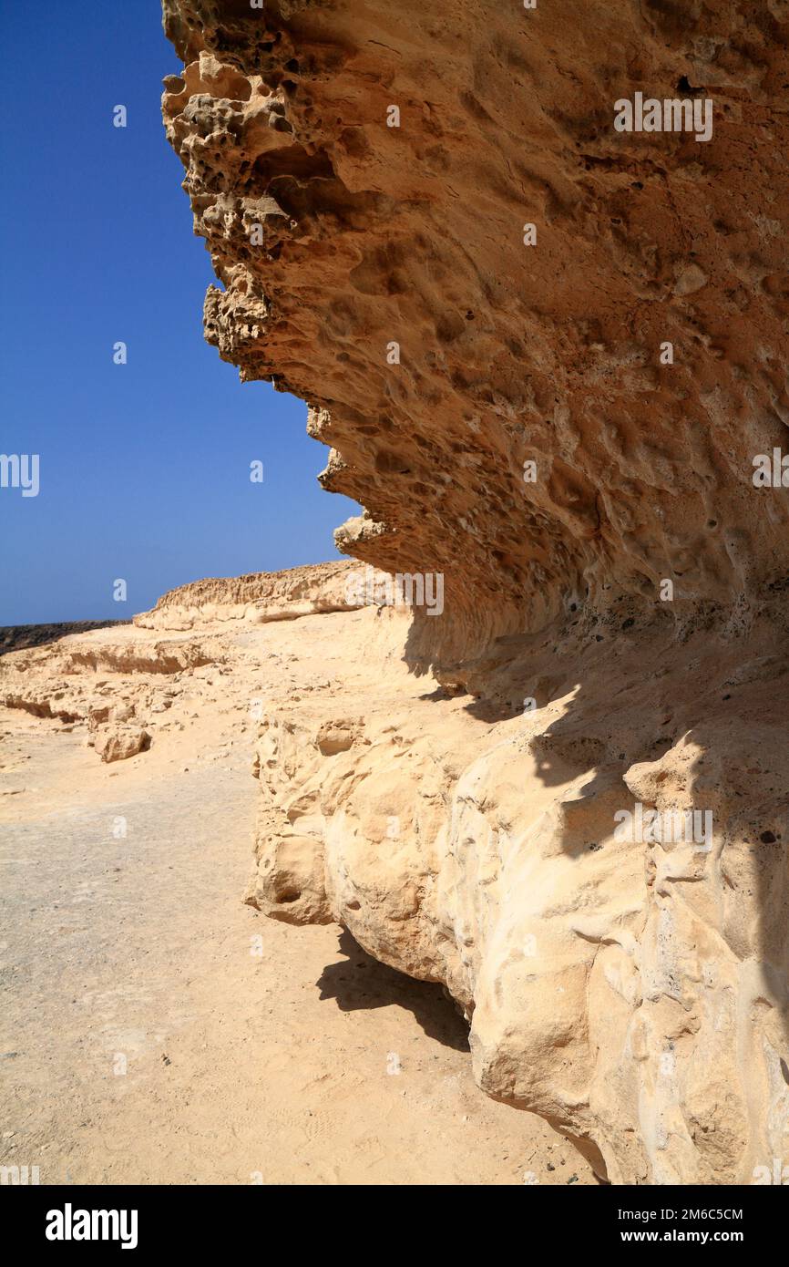Grotte vulcaniche nere sulla costa vicino Ajuy villaggio, Fuerteventura Foto Stock
