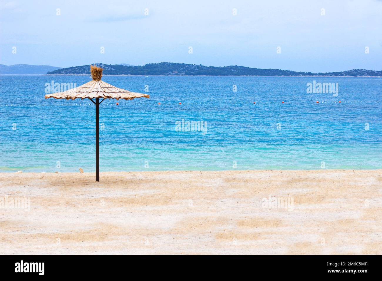 Mare sabbia cielo e giorno d'estate Foto Stock