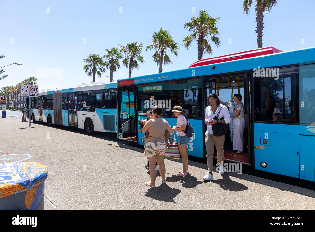 Bondi Beach Sydney 2023, i passeggeri saliscono sugli autobus di Sydney sulla Campbell Parade per visitare Bondi, Sydney, NSW, Australia Foto Stock