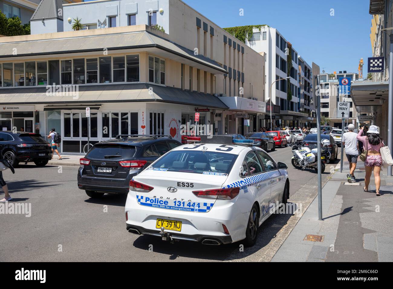 NSW Police auto e moto della polizia parcheggiato a Bondi Beach, Sydney, NSW, Australia Foto Stock