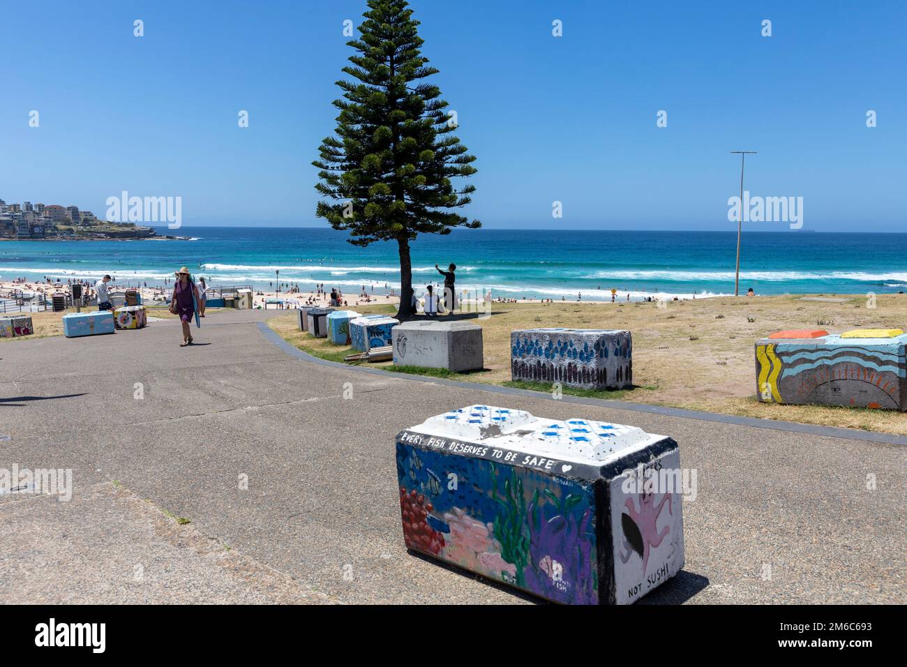 Bondi Beach Sydney, blocchi di cemento dipinti e decorati per scoraggiare le minacce di terrorismo o di persone che guidano in folle sulla spiaggia, Sydney, Australia Foto Stock