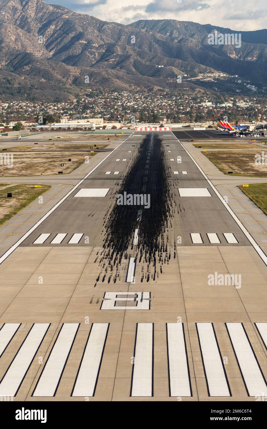 Burbank, California, USA - 6 dicembre 2022: Il punto di vista dei piloti della pista all'aeroporto di Hollywood Burbank nella San Fernando Valley. Foto Stock