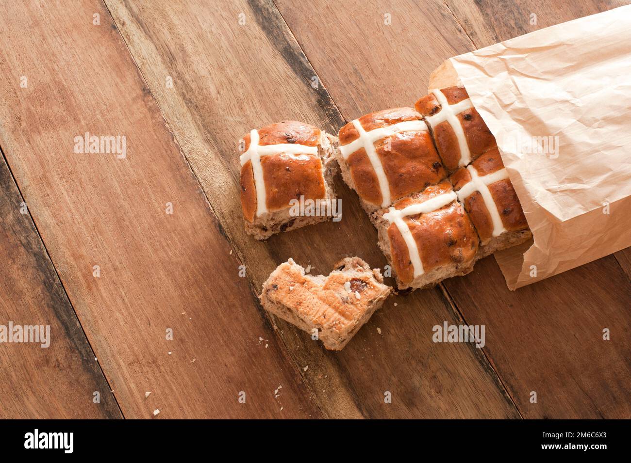 Carta marrone pacchetto con panini dolci appena sfornati Foto Stock