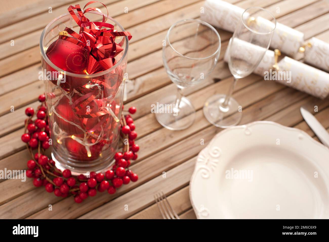 Natale messa in tavola con decorazioni rosso Foto Stock