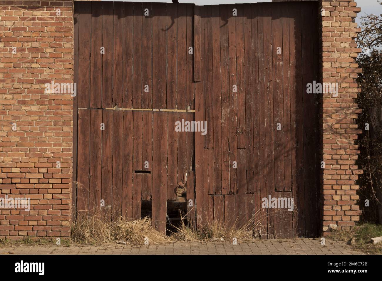 Frammento della porta di un vecchio edificio destinato alla demolizione Foto Stock