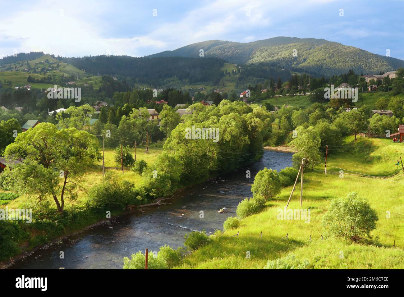 Fiume Prut in villaggio Vorohta ucraina. Carpazi, selvaggio paesaggio di montagna ucraina, Vorohta Foto Stock