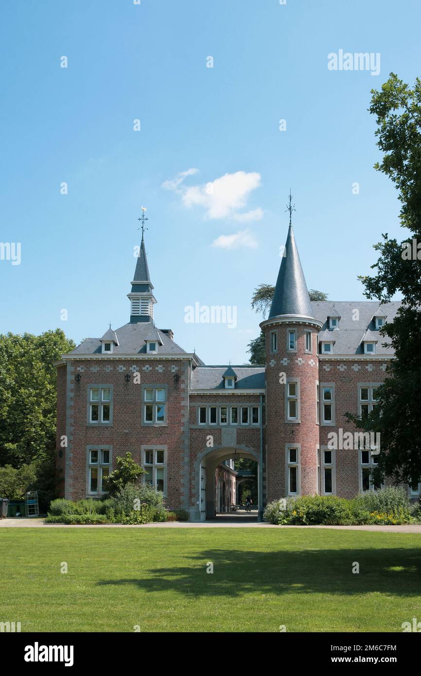 Hasselt, Limburgo, Belgio 16-07-2021. Frammento di un castello neoromanico nel parco di Bocrijk in Belgio. costruito nel 1891 Foto Stock