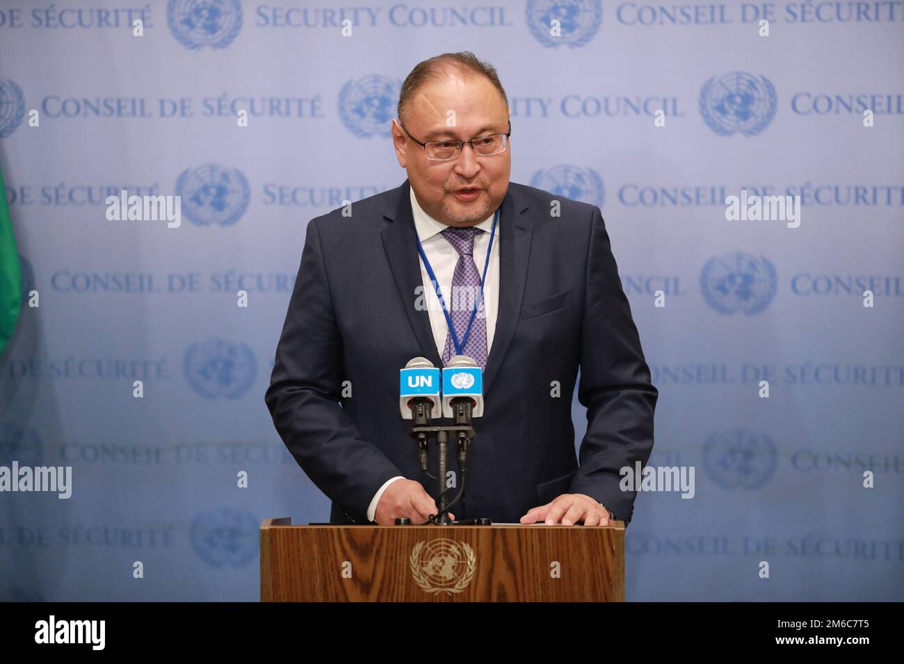 Nazioni Unite. 3rd Jan, 2023. Il rappresentante permanente del Kazakhstan Akan Rakhmetullin presiede una cerimonia di installazione della bandiera presso la sede delle Nazioni Unite a New York, il 3 gennaio 2023. Cinque paesi -- Ecuador, Giappone, Malta, Mozambico e Svizzera -- martedì hanno iniziato ad assumere le responsabilità di membri non permanenti del Consiglio di sicurezza delle Nazioni Unite. Credit: Xie e/Xinhua/Alamy Live News Foto Stock