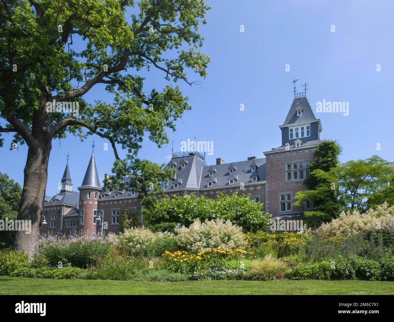 Hasselt, Limburgo, Belgio 21-07-2021. Hasselt, Limburgo, Belgio 16-07-2021. Frammento di un castello neoromanico nel parco di Bocrijk in Belgio. costruito Foto Stock