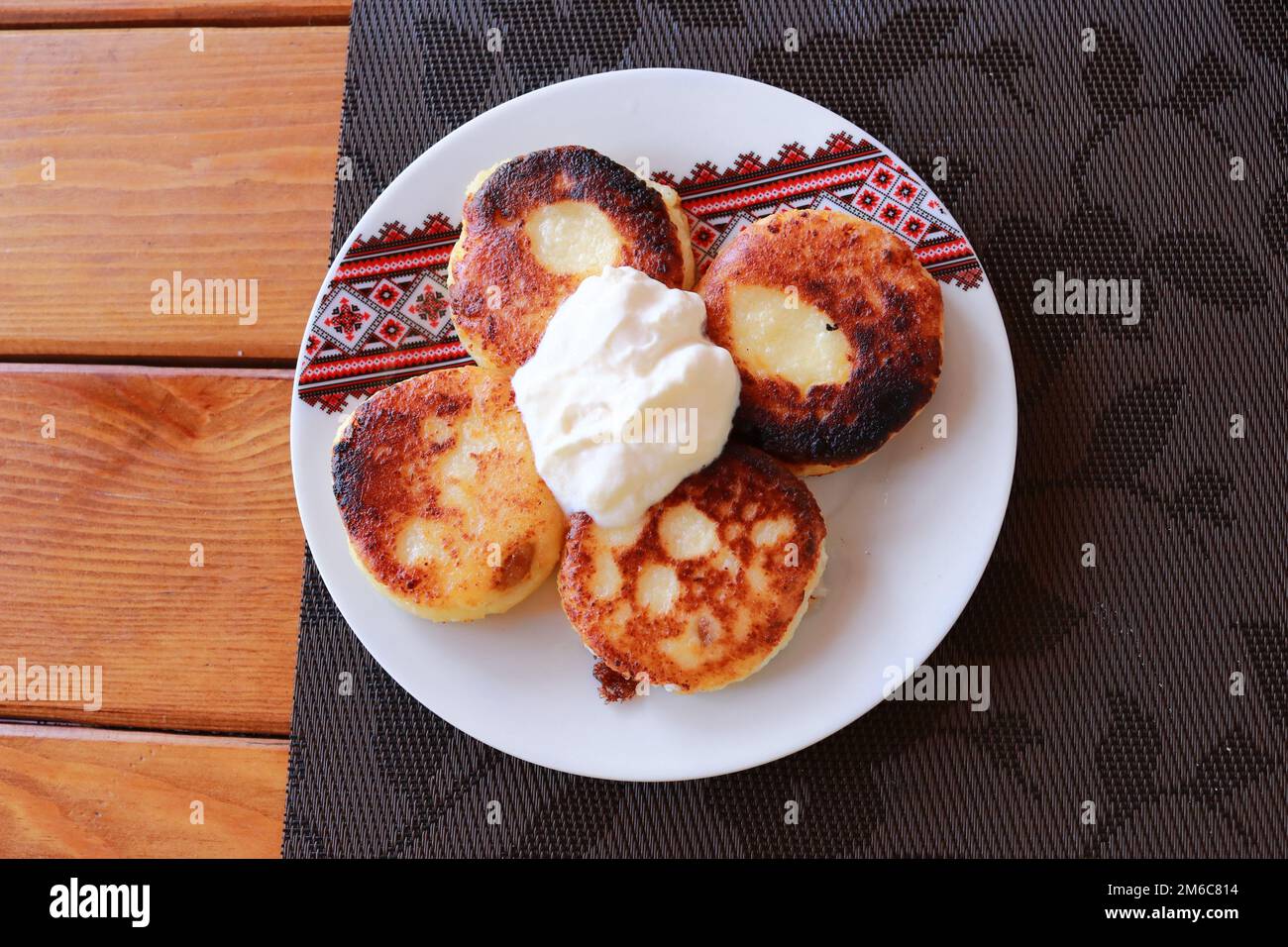 Syrniki - Cottage cheese pancakes, frittelle di formaggio - tradizionale ucraino e cucina Russa. Foto Stock