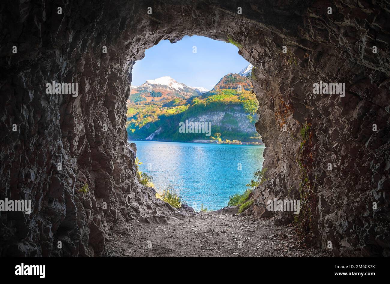 Grotta di montagna con una vista colorata Foto Stock