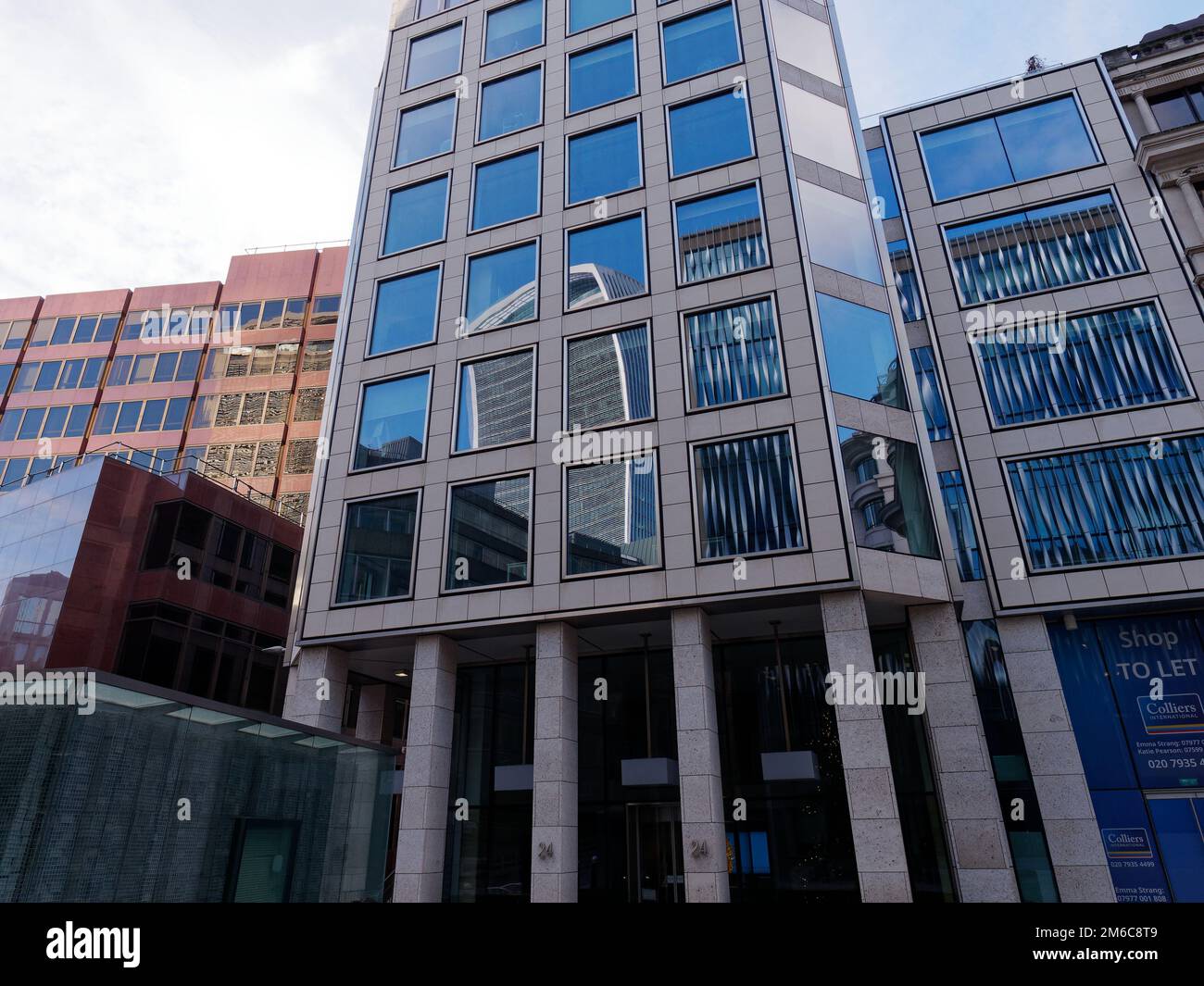 Edifici moderni nella Citta' di Londra con il Walkie Talkie Skyscraper riflesso nelle finestre. Londra, Inghilterra Foto Stock