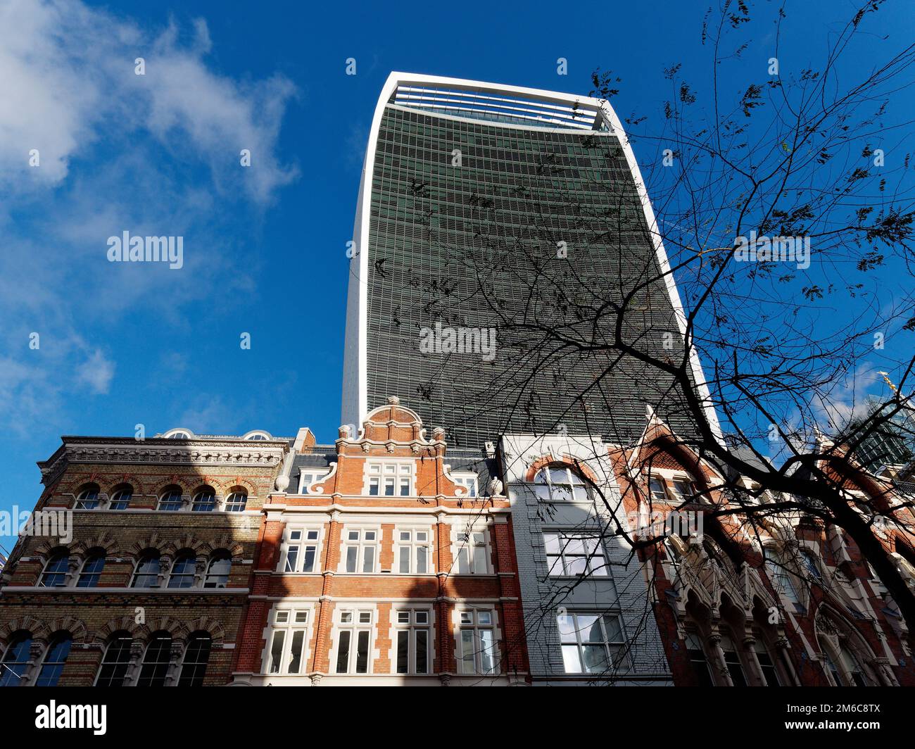 L'alto e moderno edificio conosciuto come il Walkie Talkie Skyscraper che ospita lo Sky Garden. Di seguito sono riportate proprietà storiche residenziali. Londra, Inghilterra Foto Stock