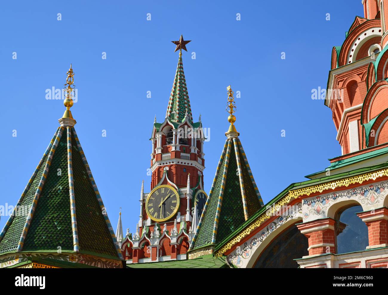 Spassky torre e una cupola di San Cattedrale di Basilio a Mosca, Russia. Foto Stock