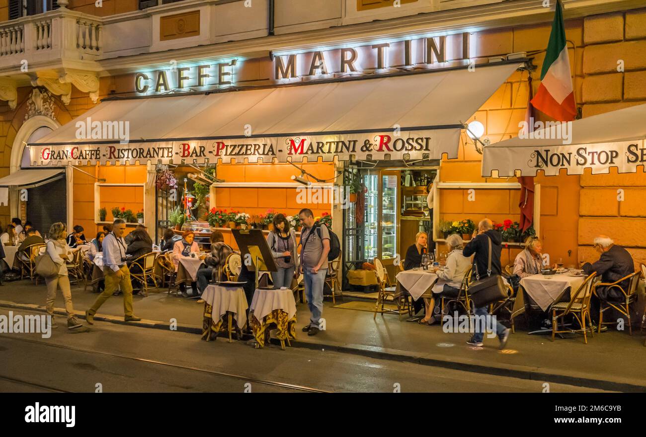 Street scene di notte di fronte al gran caffè ristorante martini Foto stock  - Alamy