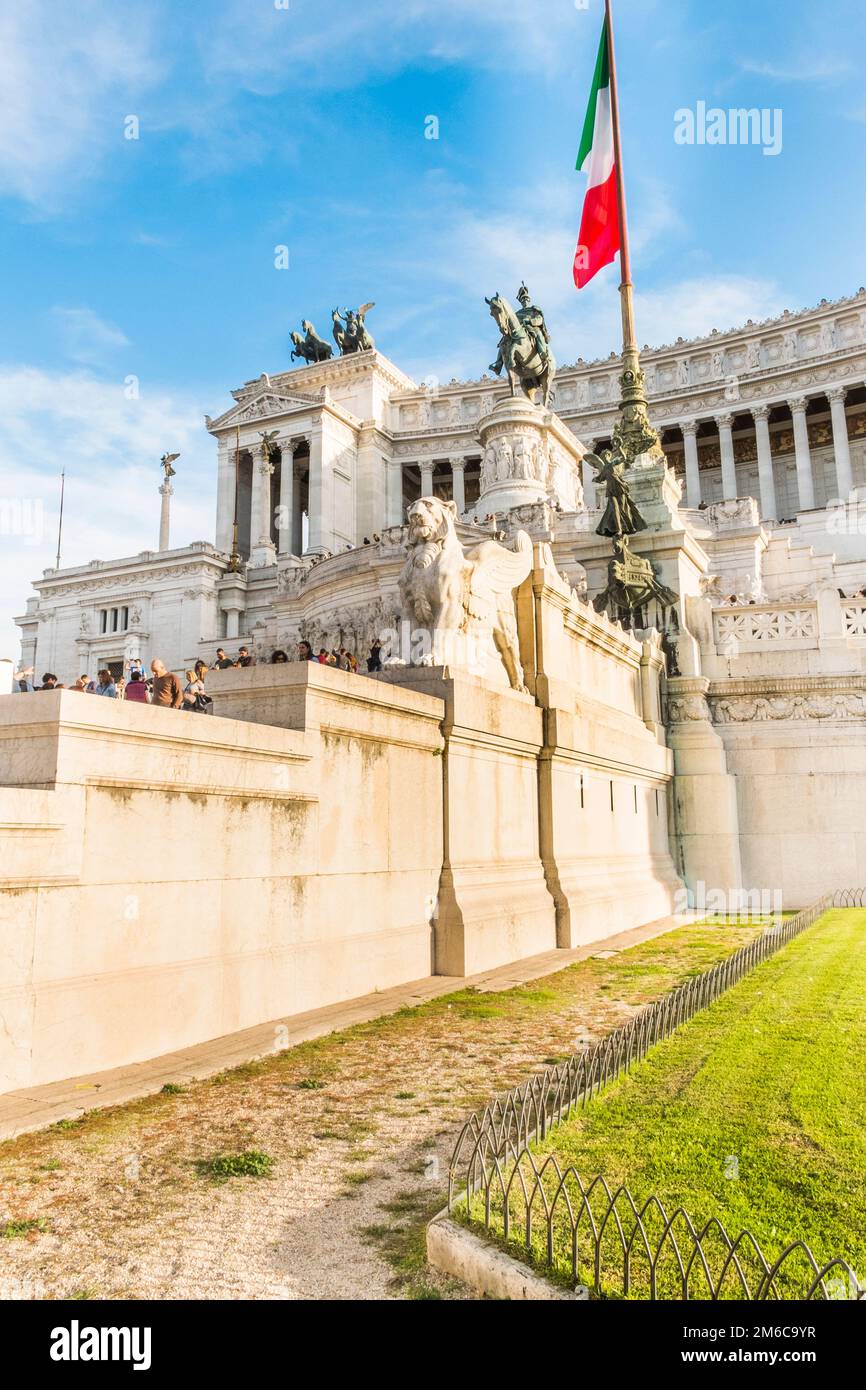 Visitatori sulle scale del monumento nazionale a vittorio emanuele II Foto Stock