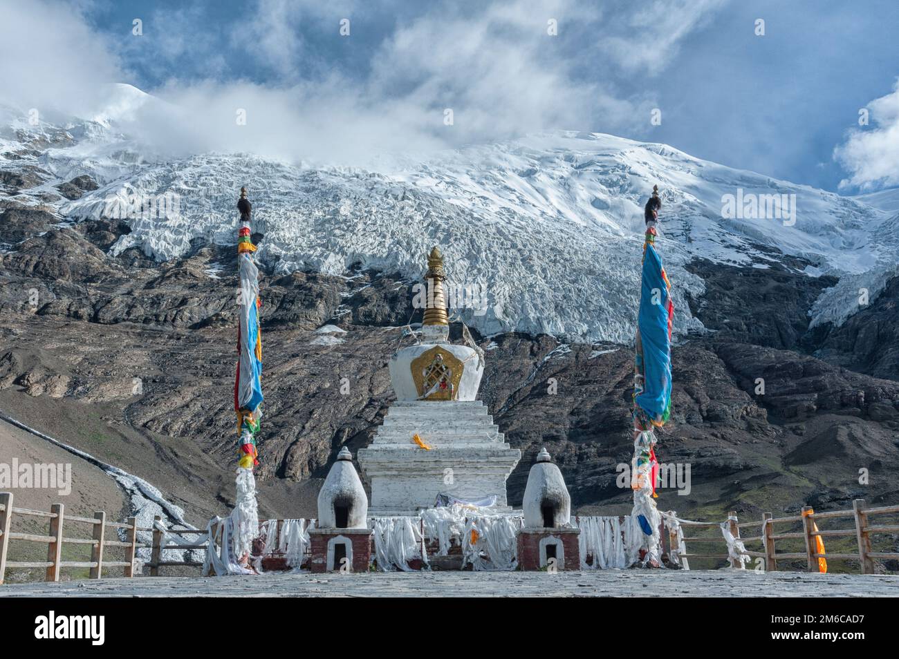 Stupa al passo di montagna di Karo la, nella catena di Lhagoi-Kangri dell'Himalaya settentrionale al confine delle contee di Nagarze e Gyangzê in Tibet. Foto Stock