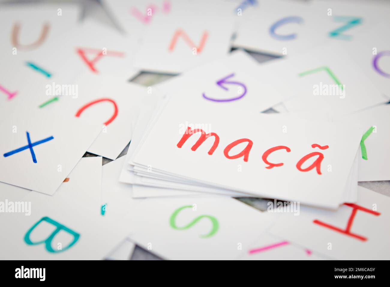 Il portoghese; imparare la nuova parola con l'Alfabeto schede (traduzione; Apple) Foto Stock