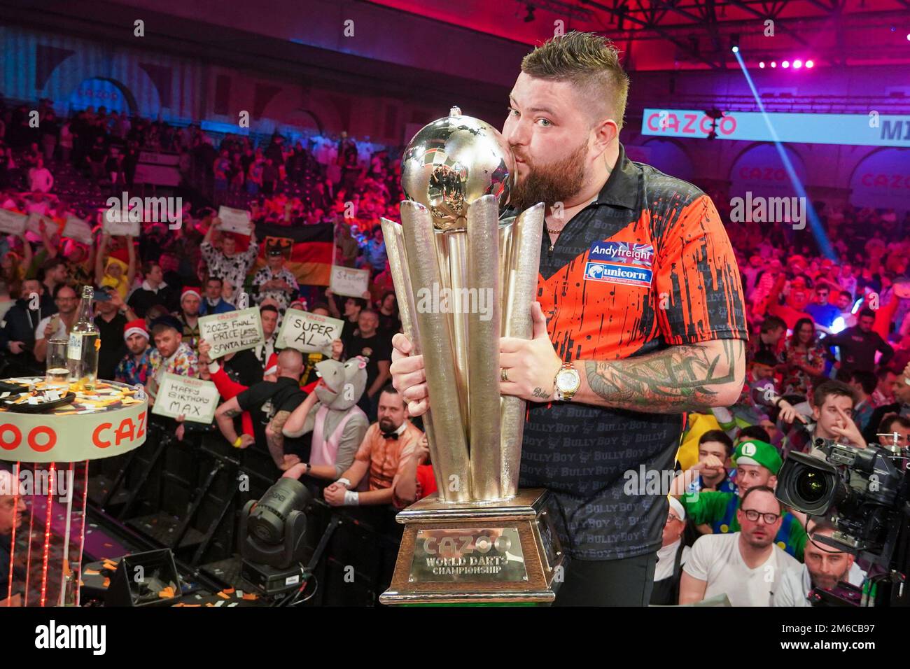 LONDRA, REGNO UNITO - 4 GENNAIO: Michael Smith d'Inghilterra si presenta al Sid Waddell Trophy durante il giorno sette del Cazoo World Darts Championship all'Alexandra Palace il 21 dicembre 2022 a Londra, Inghilterra. (Foto di Pieter Verbeek/BSR Agency) Credit: BSR Agency/Alamy Live News Foto Stock