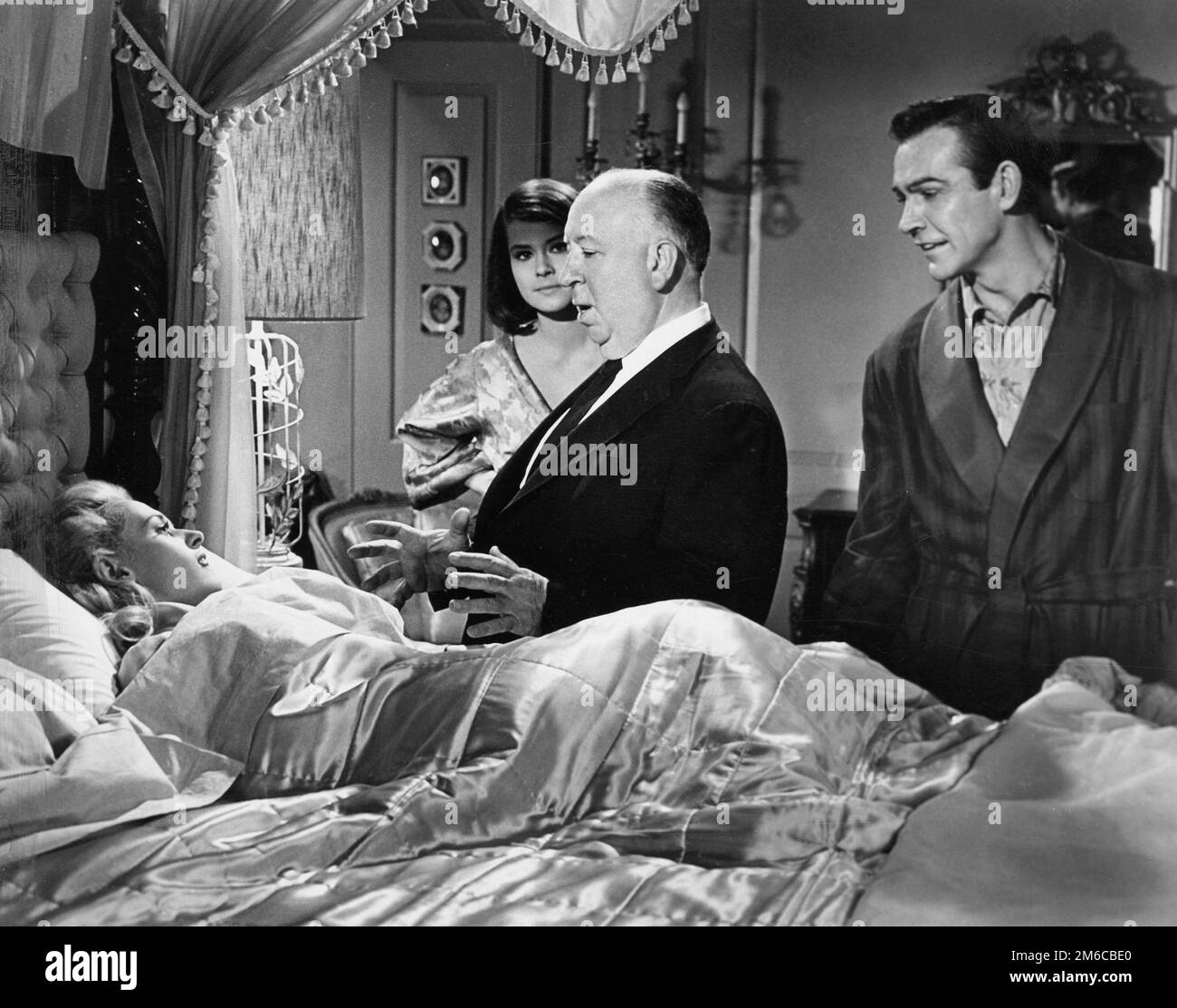 Alfred Hitchcock, Sean Connery, e Tippi Hedren in 'Marnie' (Universal, 1964). Foto pubblicitaria. Foto Stock