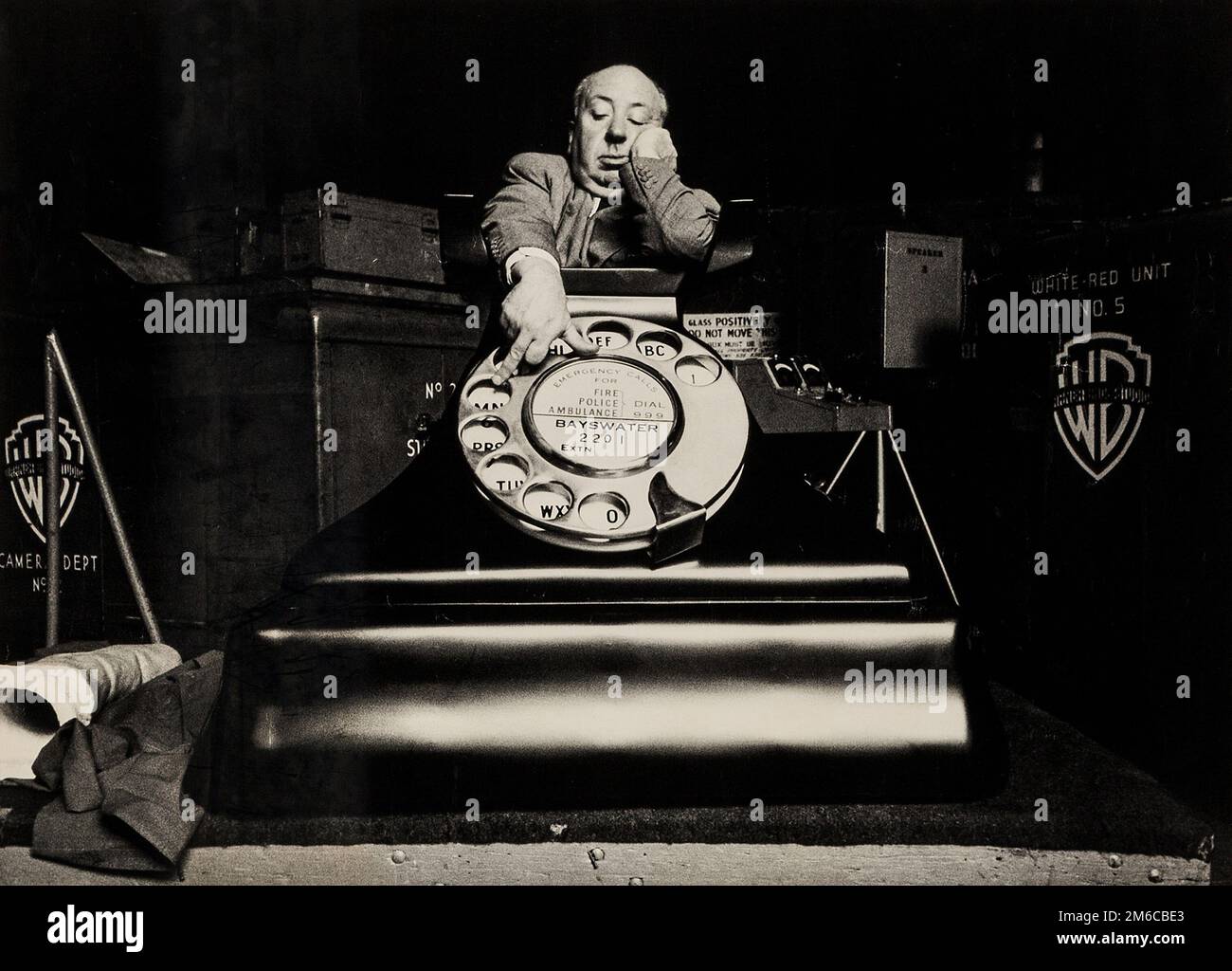 M per la fotografia di Murder - Alfred Hitchcock di Sanford Roth (Pomegranate Publications, 1960s). Poster della personalità. Foto Stock