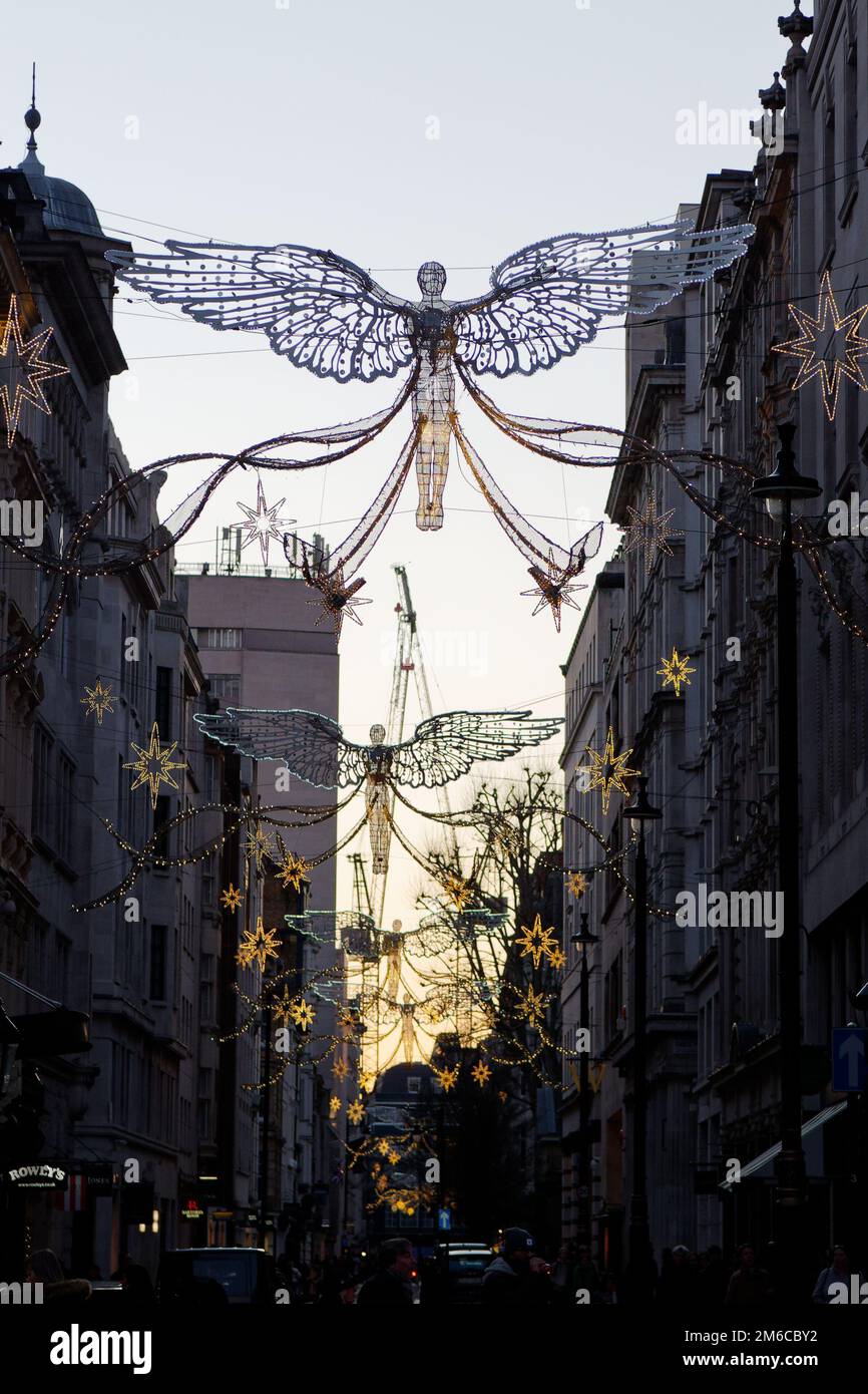 Lo spirito del Natale di notte, parte delle luci di Natale su Jermyn Street al largo di Regent Street St James a Londra. Foto Stock