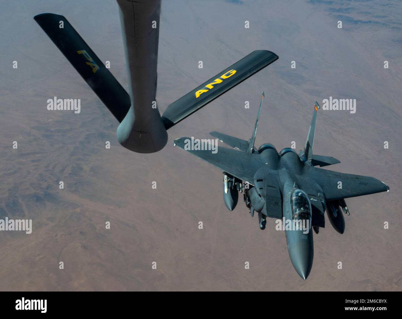 Posizione non divulgata, Qatar. 30 dicembre 2022. NEGLI STATI UNITI Air Force F-15 l'aereo da combattimento Strike Eagle si rompe dopo il rifornimento da un aereo Stratotanker KC-135 negli Stati Uniti Area di responsabilità del comando centrale, 30 dicembre 2022 sul Qatar. Credito: SSgt. Kirby Turbak/USA Air Force/Alamy Live News Foto Stock Posizione non divulgata, Qatar. 30 dicembre 2022. NEGLI STATI UNITI Air Force F-15 l'aereo da combattimento Strike Eagle si rompe dopo il rifornimento da un aereo Stratotanker KC-135 negli Stati Uniti Area di responsabilità del comando centrale, 30 dicembre 2022 sul Qatar. Credito: SSgt. Kirby Turbak/USA Air Force/Alamy Live News Foto Stock