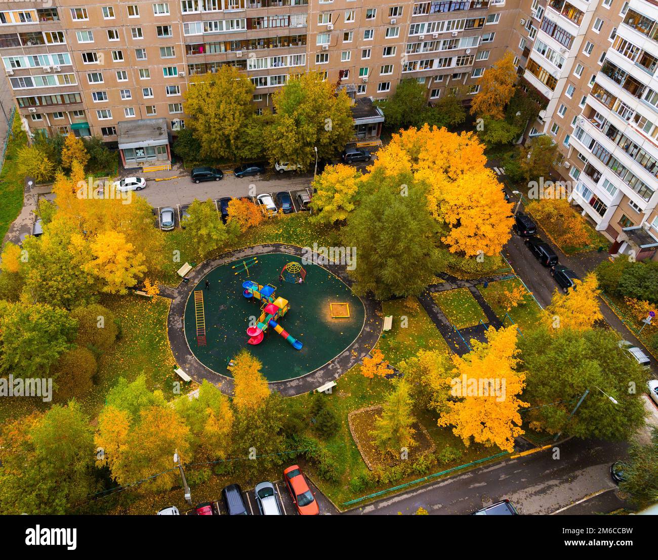 Parco giochi per bambini nel cortile di casa in autunno a Mosca, Russia Foto Stock