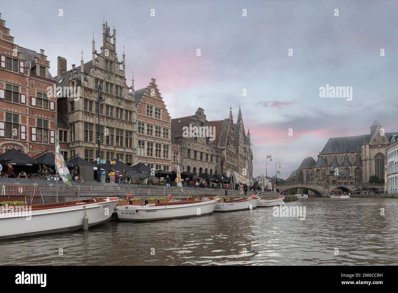 Gand, Regione fiamminga-Belgio. 22-08-2021. Vista sul canale centrale e sul terrapieno di Gand. Autunno città paesaggio Foto Stock