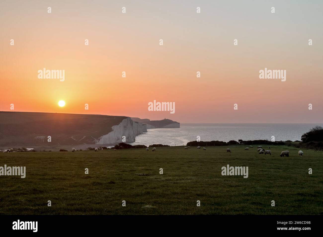 Sunrise Over Seven Sisters Chalk Cliffs nel Sussex orientale. Foto Stock